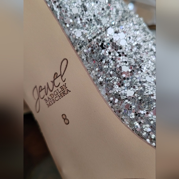 Badgley Mischka silver crystal t-strap heels NWOT size 8 Conroy T strap - Picture 8 of 8